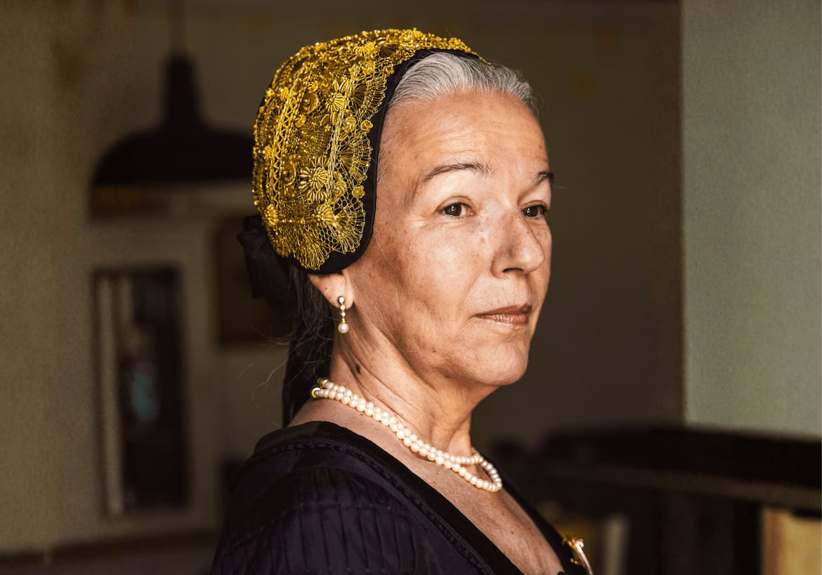 Die Villacher Goldhauben-Obfrau Tanja Steinmetz trägt eines der handgefertigten Kunstwerke.