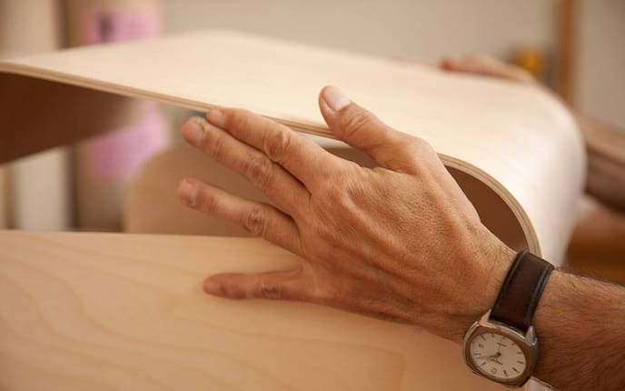 Jede Hocker-Kiste wird mit einem aufklappbaren Deckel versehen. (Foto: Stefan Pfeiffer)