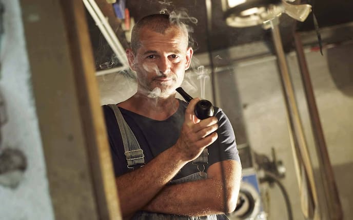 Mit 15 stopfte er heimlich die Pfeife seines Vaters. Feuer und Rauch – ein archaisches Erlebnis, das sich bei ihm einbrannte (Foto: Philipp Horak)