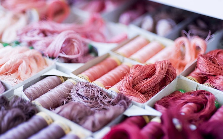 Die vielen Farben für die Petit Point Stickerei (Bild: Michael Reidinger)