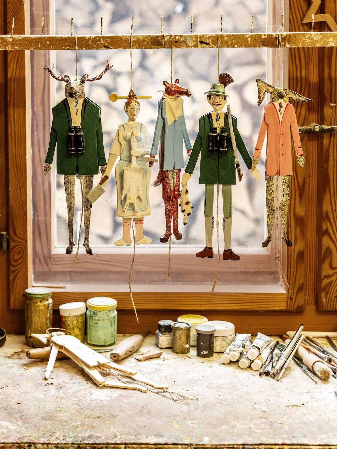 Ob mit Fernglas, Kochlöffel oder Knick im Ohr: Liebevoll bis ins kleinste Detail sind Markus Wagners Figuren.