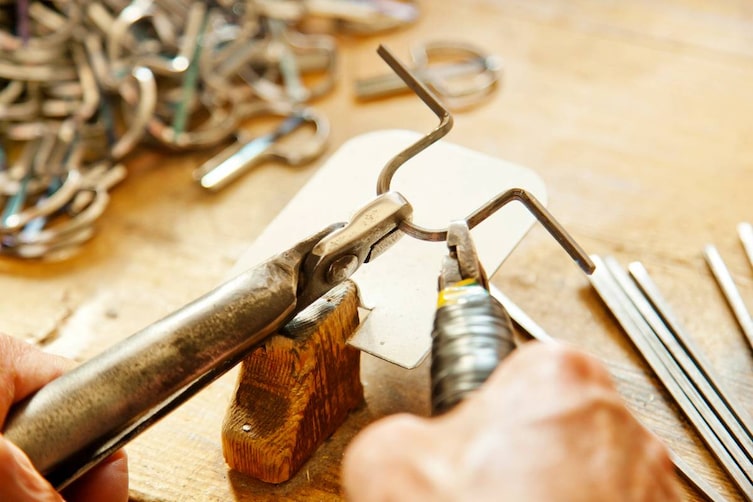 Das Biegen einer Maultrommel (Bild: Stefan Pfeiffer)