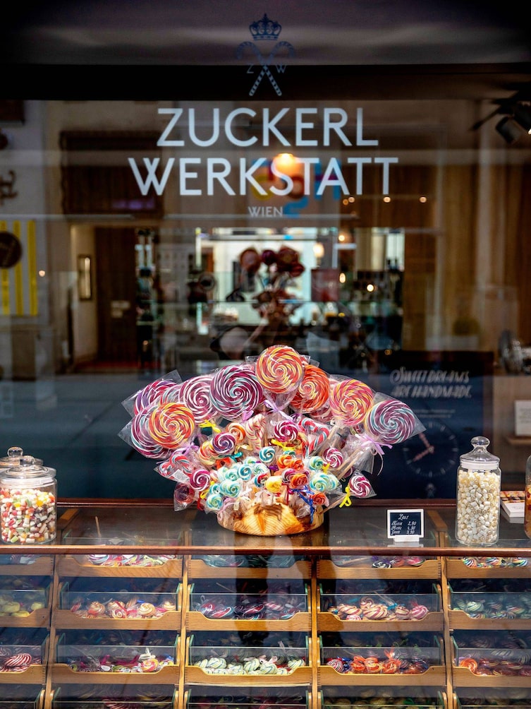 In der Zuckerlwerkstatt wird die Tradition des Zuckerlmachens weitergeführt. Mittlerweile ist das Geschäft im Zentrum Wiens selbst international bekannt.