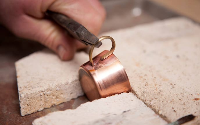 Metalldrücker Rudolf Effenberger bei der Arbeit (Bild: Stefan Pfeiffer)