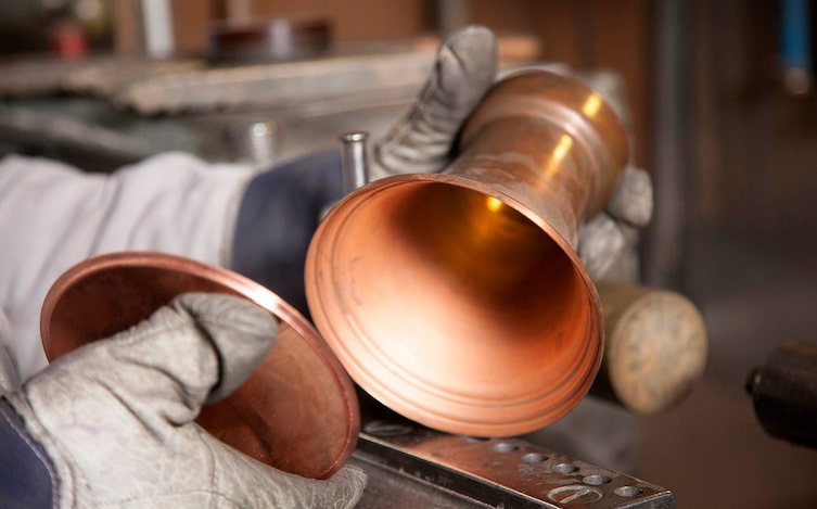 Metalldrücker Rudolf Effenberger bei der Arbeit (Bild: Stefan Pfeiffer)