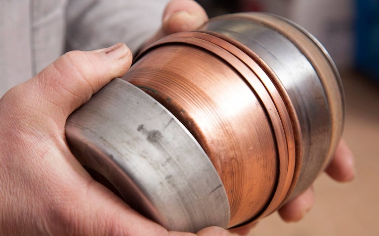 Metalldrücker Rudolf Effenberger bei der Arbeit (Bild: Stefan Pfeiffer)