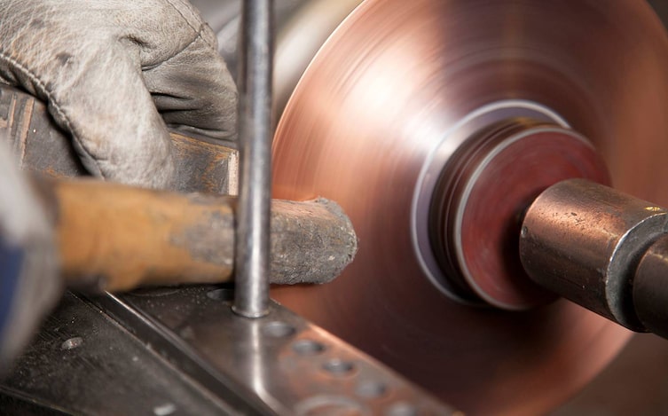 Metalldrücker Rudolf Effenberger bei der Arbeit (Bild: Stefan Pfeiffer)