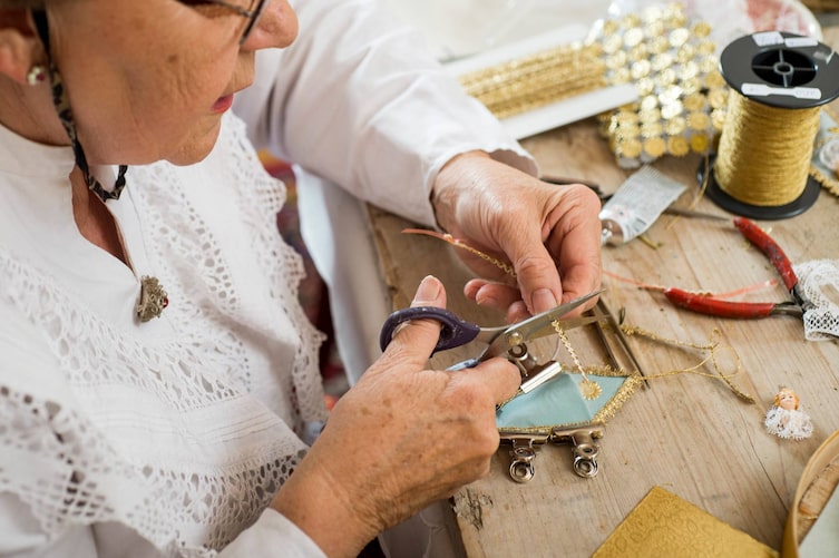 Waltraud Feichtinger bei der Arbeit (Bild: Michael Reidinger)