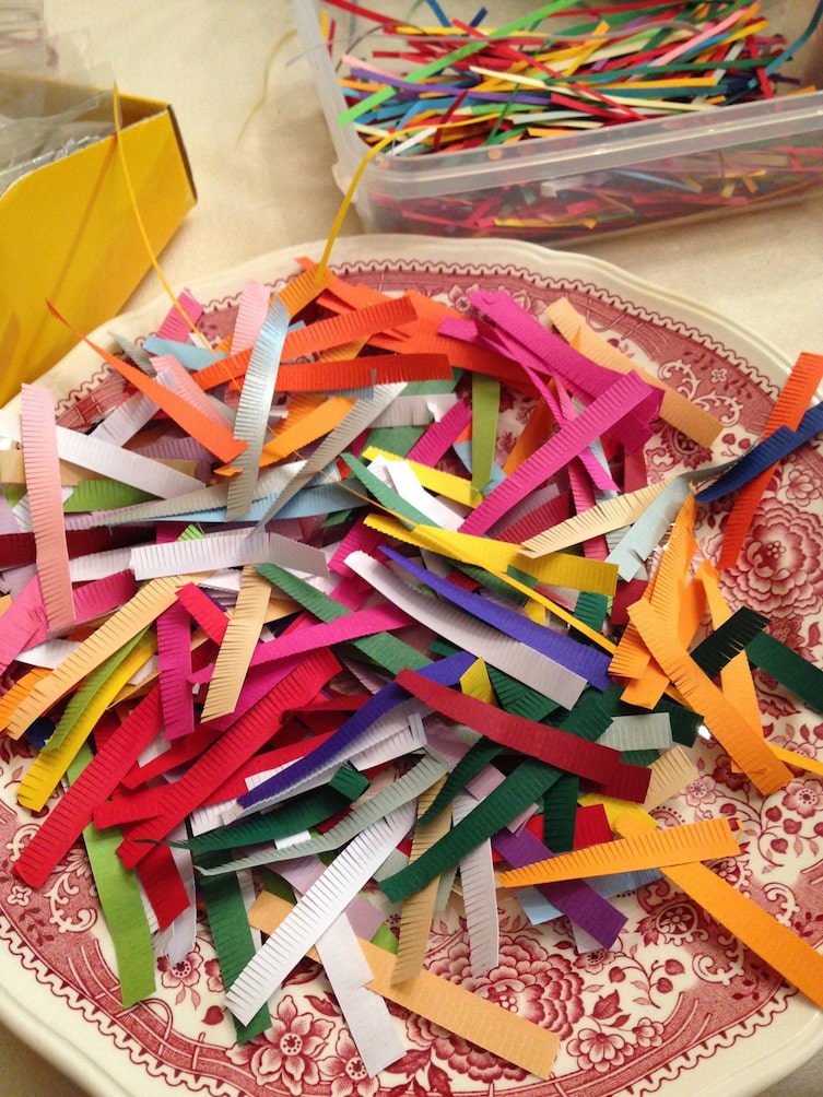 Papierstreifen für die Krüllarbeit (Bild: Katharina Würdinger)