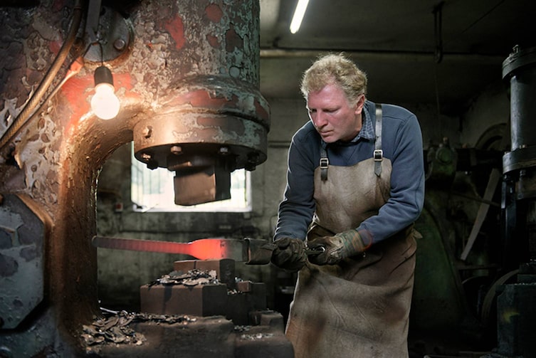 Das Eisen unter dem Hammer