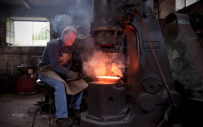 Josef Kindermann in seiner Hammerschmiede (Bild: Günther Bayerl)