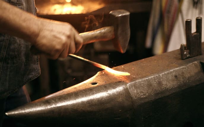 Schmied Wolfgang Tilp (Bild: Petra Benovsky)