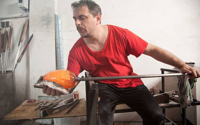 Glasbläser von der Voralpenland Glashütte bei der Arbeit (Bild: Stefan Pfeiffer)