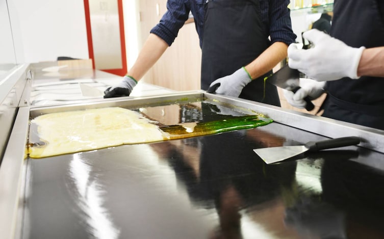 Zuckermasse bei der Zuckerlherstellung in der Wiener Zuckerlwerkstatt