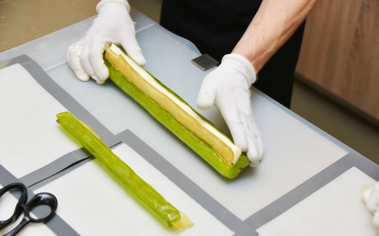 Zuckerlherstellung in der Wiener Zuckerlwerkstatt, bunte Zuckerstränge werden zusammengesetzt