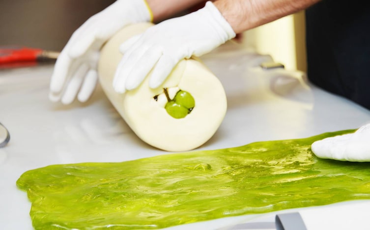 Zuckerrolle bei der Motiv-Zuckerlherstellung in der Wiener Zuckerlwerkstatt