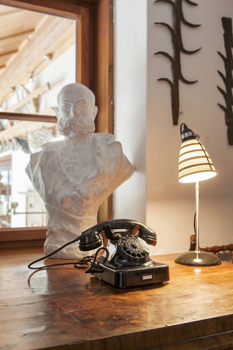 Haubesuch in Bad Ischl: altes Telefon und Büste (Bild: Harald Eisenberger)