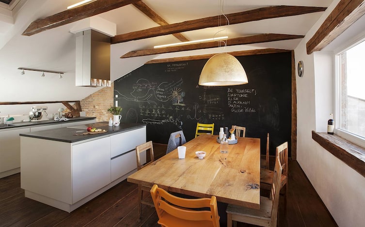 Hausbesuch im Mühlviertel, Küche, Wandtafel, Holztisch