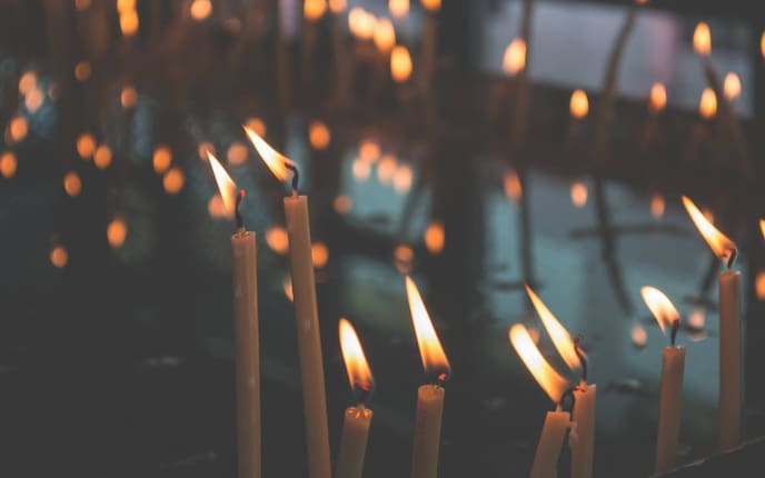 Brennende Kerzen, Servus Wissen