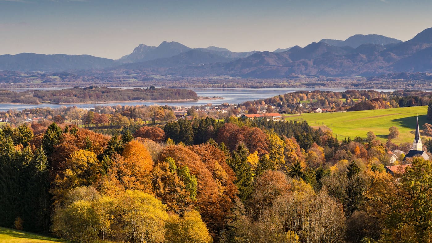 Ein Blick auf Chiemsee im goldenen Herbst.