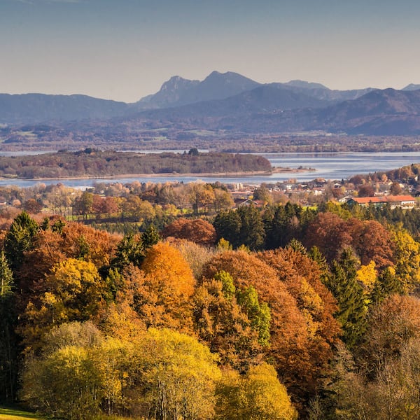Ein Blick auf Chiemsee im goldenen Herbst.