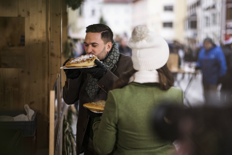 Richie Deutinger beißt in ein Kiachl