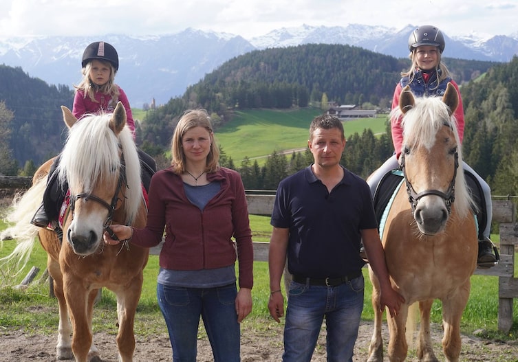 Familie Gruber vom Reiterbauernhof Gfreinhof mit ihren Haflingern.