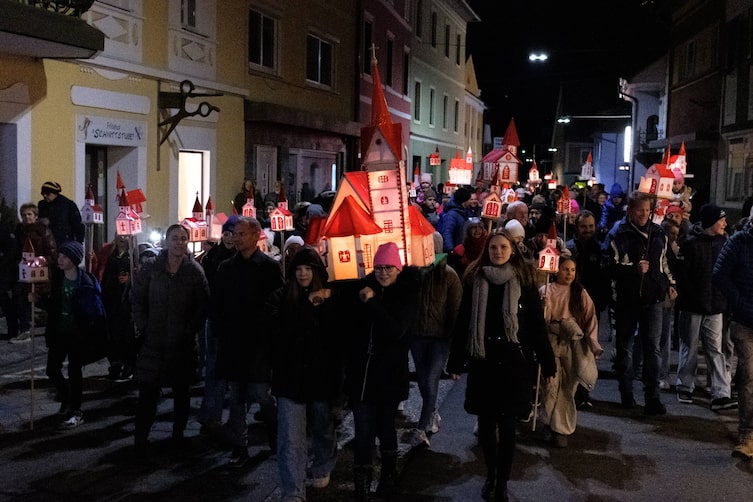 Prozessionsteilnehmern von Bad Eisenkappel bei der Prozession des Kirchlein Tragens