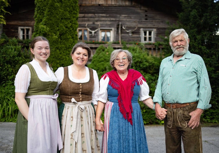 Familie Quehenberger vor ihrem Haus, Lammertal, Servus