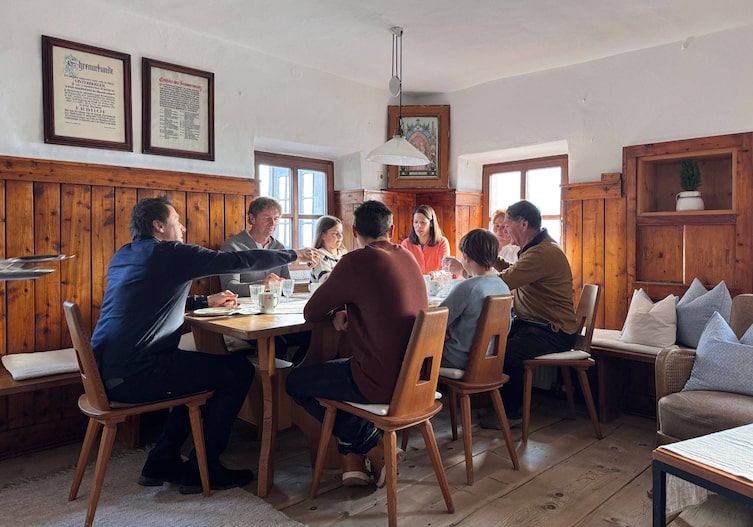 Familie Unterberger am Esstisch im Taxhof, Heimatleuchten, Wo mia san, is oben – In den Tauern