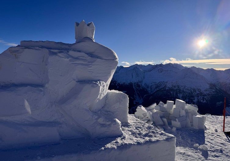Schneeskulptur Froschkönig, Heimatleuchten, Wo mia san, is oben – In den Tauern