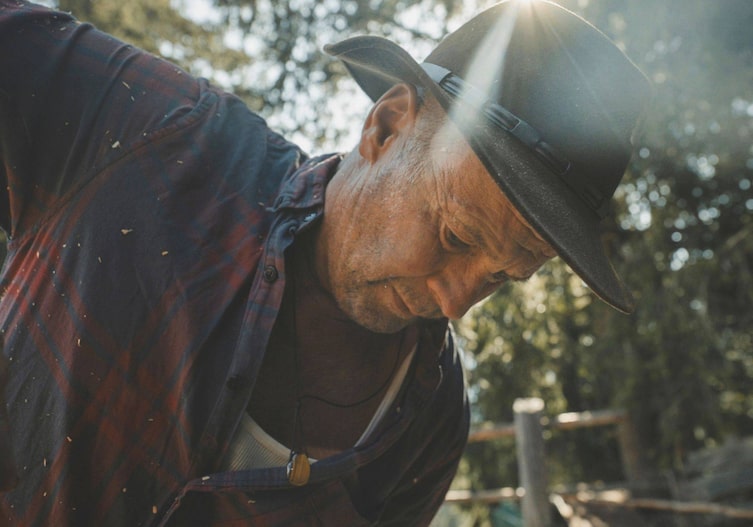 Bergbauer Anton Rainer-Pranter bei der Holzarbeit, Servus