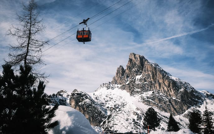 Berglandschaft mit Seilbahn
