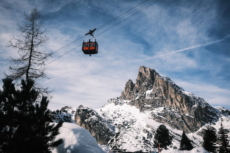 Berglandschaft mit Seilbahn