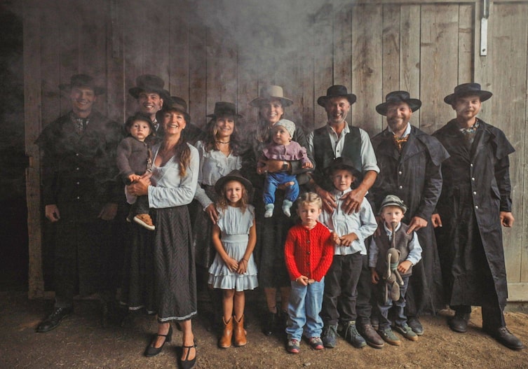 Familie Rainer-Pranter in traditionellen Gewändern, Servus