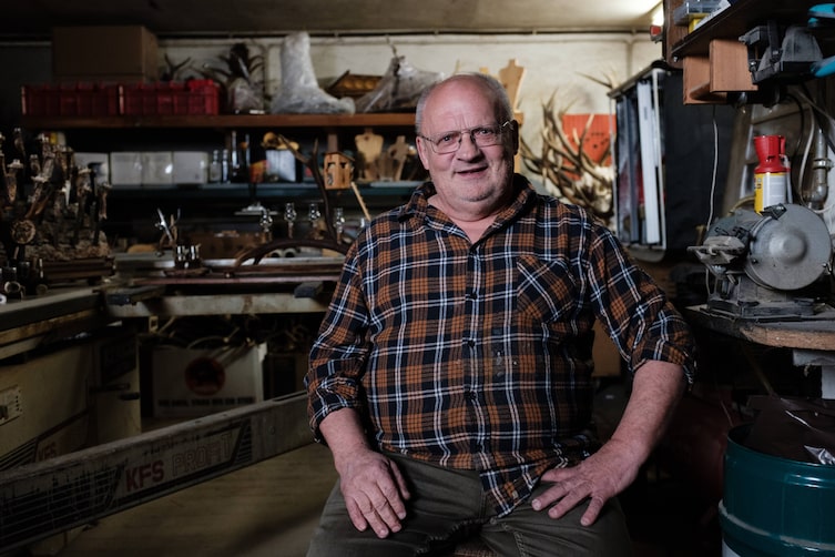 Hans Obernosterer alias Nosti in seiner Werkstatt