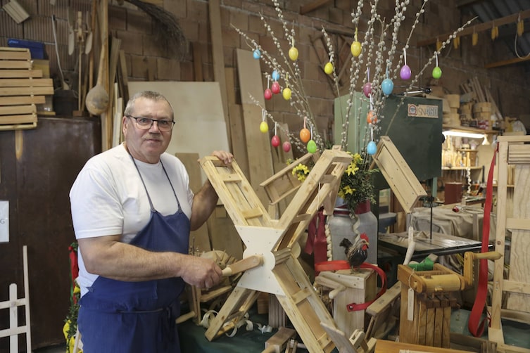 Ernst Ribisch Ratschenbauer zeigt eine Ratsche, Servus