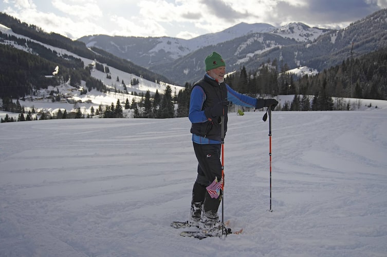 Schneekünstler Rudi Geisler auf seinen Schneeschuhen, Servus