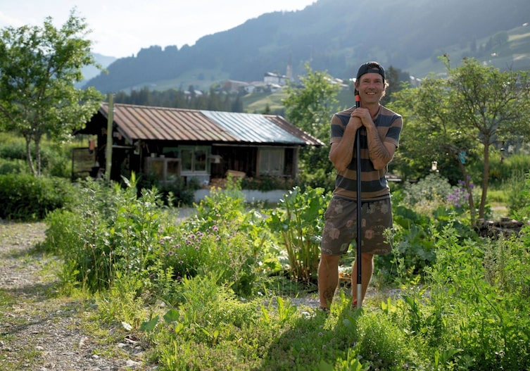 Andreas Haller in seinem Garten