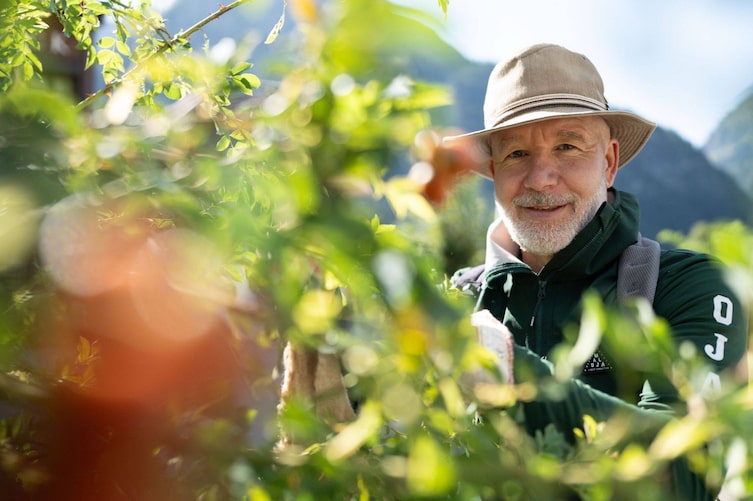 Jürgen Denk hinter einer Pflanze, Servus