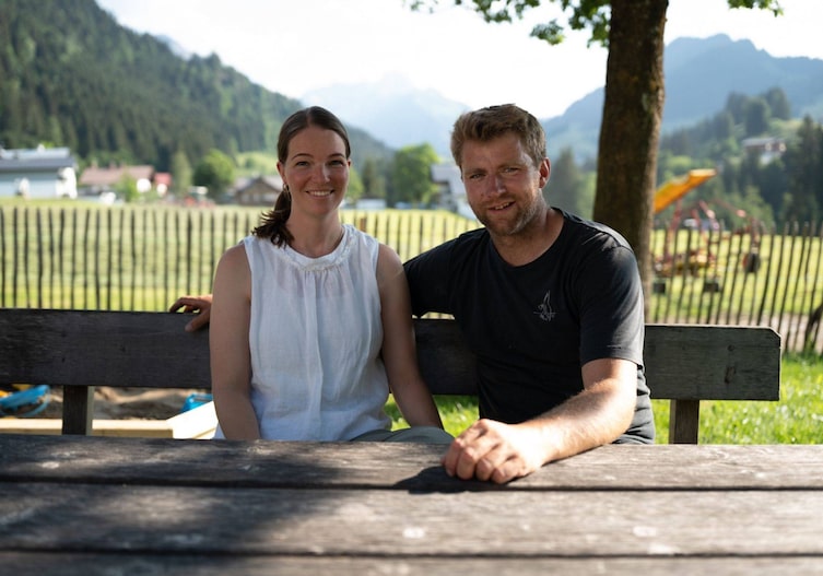 Theresia Fritz (Landwirtin und Betreiberin des Hofladens) und Jodok Fritz (Landwirt)