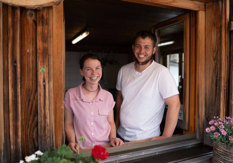 Viktoria Meusburger (Köchin und Herstellerin der Älplerschokolade) und ihr Bruder Sebastian Meusburger (Älpler), im Fenster der oberen Lüchlealpe .
