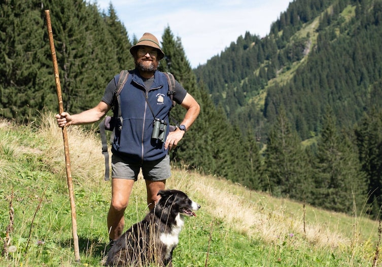Hirte Wolfgang Ott posiert für ein Foto an der Bärgunt-Hütte