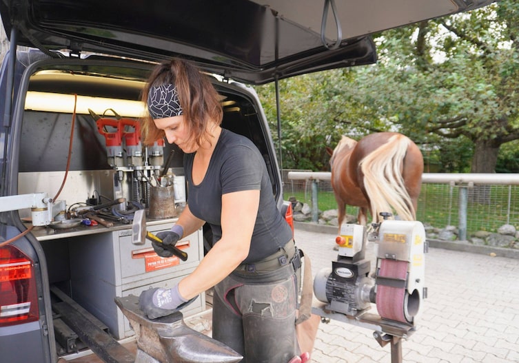 Daniela Kräutler schmiedet ein Hufeisen an ihrer mobilen Hufschmiede