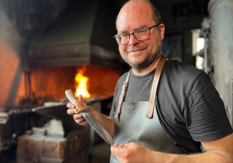 Johannes Neumayer posiert für ein Foto mit Jagdmesser