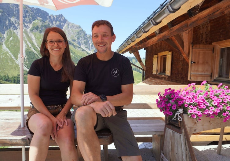 Kathi und Bernhard Bickel bei ihrer Hütte