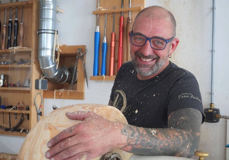 Drechlser Peter Andres in seiner Werkstatt