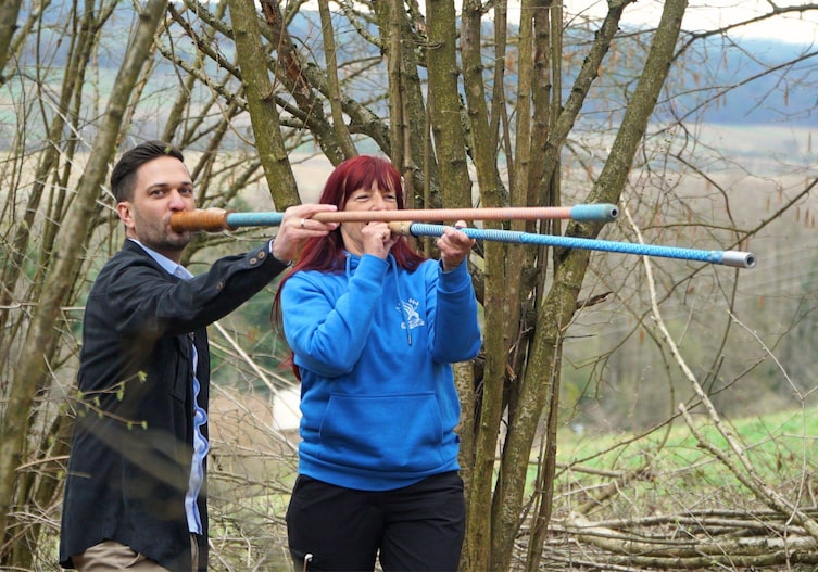 Richard Deutinger mit Heidelinde Jeitler beim Blasrohrschießen