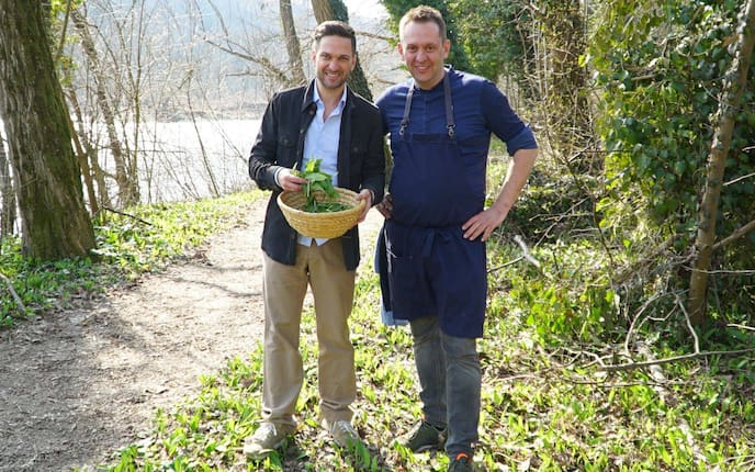 Richard Deutinger (links) posiert für ein Foto mit Koch Mansuet Troicher (rechts) beim Bärlauch pflücken