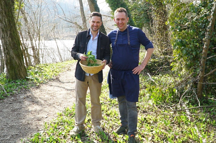 Richard Deutinger (links) posiert für ein Foto mit Koch Mansuet Troicher (rechts) beim Bärlauch pflücken
